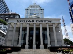 Indikasi Kepentingan Politik di Balik Aksi DPR Rombak MK