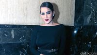 Olla Ramlan Sensual Bergaun Hitam