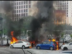 6 Mobil Terbakar Misterius di Area Parkir Dekat Stasiun Kereta di Malaysia