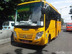 Bus Sekolah Gantikan Metromini, Kondektur Proaktif dan Dijaga Brimob