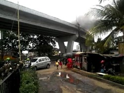 Mobil Terbakar di Layang Pesing Jadi Tontonan Warga