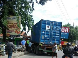 Nyalip dari Kiri, Motor Terjepit Kontainer di Bekasi