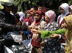 Lansia di Mojokerto Bagi-bagi Bunga Peringati Hari Ibu