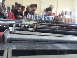 Puluhan Anggota Laskar Bali dan Baladika Serahkan Sajam ke Polisi