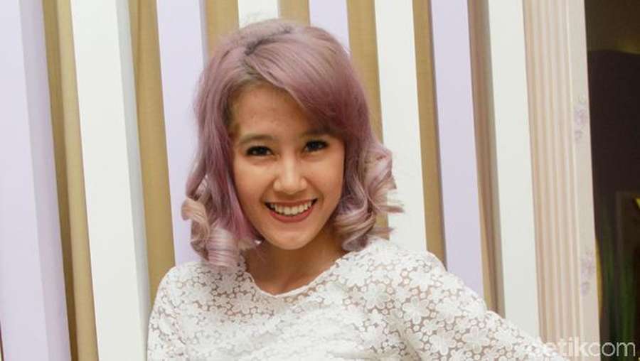 Pink hair don't care ! rambut ardina rasti seperti gulali