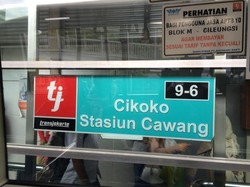 Iih! Halte TransJ Cikoko Bau Pesing, Entah Siapa yang Buang Air Kecil Sembarangan