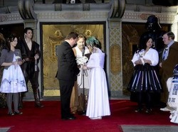 Pasangan Penggemar Star Wars Menikah di Premier The Force Awakens