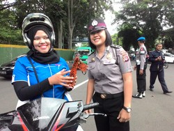 Hari Ibu, Polwan di Bandung Ramai-ramai Cegat Wanita Pemotor