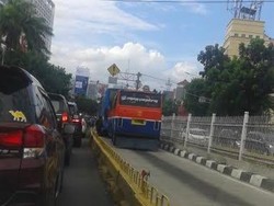 Aduh Metromini, Kamu Ketahuan Masuk Jalur TransJ di Mampang