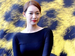 Romantis Banget! Bukti Cinta Idola Korea pada Pasangannya