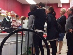 Louis Tomlinson 1D Kepergok Peluk Mesra Aktris Danielle Campbell