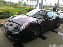 Di Balik Kemudi Porsche 911 Turbo, Dahsyat!