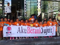 Belasan Anak TK Berorasi di KPK, Teriak Aku Berani Jujur