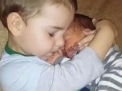 Sudah Ditonton 61 Juta Kali, Video Kakak Sayang Adik Bayi yang Menggemaskan