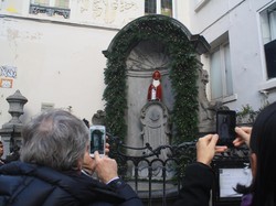 Ho ho ho! Jelang Natal, Patung Mannekin Pis Didandani Mirip Sinterklas