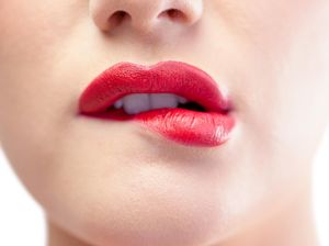 14 Cara Memerahkan Bibir Secara Alami untuk Meningkatkan Kepercayaan Diri 14 Cara Memerahkan Bibir Secara Alami untuk Meningkatkan Kepercayaan Diri