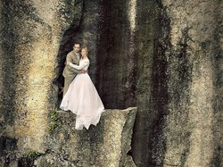Pasangan Ini Buat Foto Pernikahan Mendebarkan di Atas Tebing, Berani Coba?