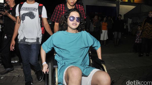 Dul Duduk di Kursi Roda