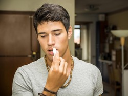 Stop! Kebiasaan Tarik Kulit Bibir Bisa Bikin Luka Berisiko Infeksi