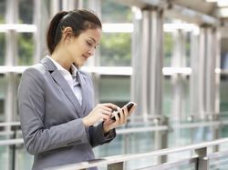 Benarkah Virus Corona Bisa Menular Lewat Ponsel?