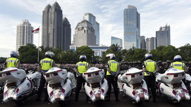 Anggota Polri mengikuti apel Operasi Lilin 2015 di Polda Metro Jaya, Jakarta, Rabu (23/12). Sebanyak 80.197 Polisi dan 20.681 TNI di seluruh Tanah Air disiagakan dalam operasi pengamanan Natal dan Tahun Baru yang akan digelar pada 24 Desember 2015 hingga 2 Januari 2016. ANTARA FOTO/Sigid Kurniawan/nz/15.