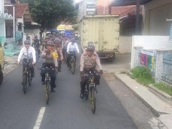 Polisi Ciamis Bersepeda Sterilisasi Gereja
