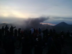 Bromo Berkabut Pagi Ini, Wisatawan Penuhi Bukit Penanjakan