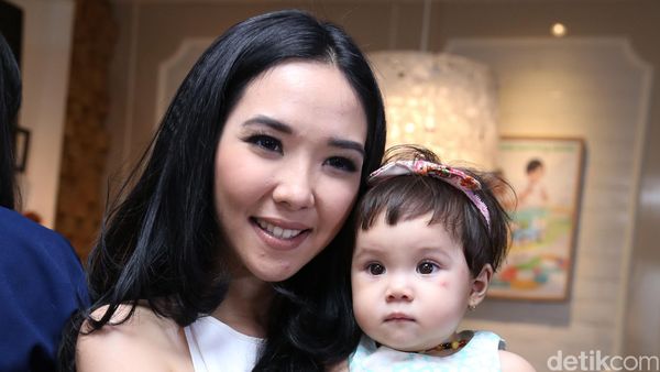 Pretty Moms! 10 Artis ini Akhirnya Jadi Ibu di 2015
