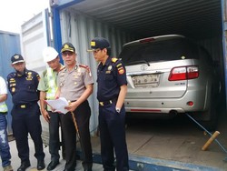 Polisi Kembali Bongkar  Kontainer Isi Kendaraan Selundupan ke Timor Leste