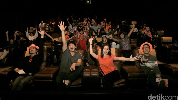 Serunya Nobar Film Negeri Van Oranje Bareng Abimana dan Tatjana!