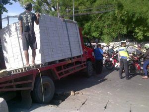 Ada Truk Terperosok, Tol Cikarang Timur Arah Cikampek Macet 4 Kilometer