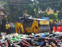 Prang! Ribuan Botol Miras ini Hancur  Dilindas Mesin di Tangerang