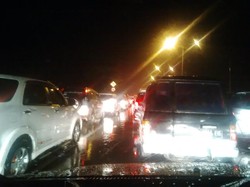 Tol Pejagan Malam ini Kemacetannya Didominasi Pelat Jakarta, Ada Juga Mobil Terbakar