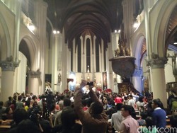 Di Gereja Katedral, Ahok: Natal untuk Semua! Tuhan Berkati Kita!