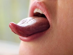 Ada Benjolan di Lidah? Hati-hati, Bisa Jadi Gejala COVID-19