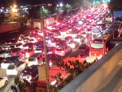 Lalu Lintas di Pintu Masuk Pelabuhan Merak Macet Total