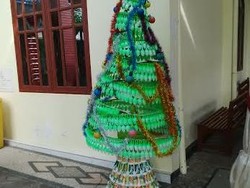 Pohon Natal dari Bahan Daur Ulang di Desa Pancasila