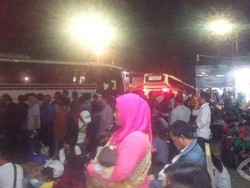 Mirip Mudik Lebaran, Calon Penumpang Menumpuk di Pool Bus dan Terminal
