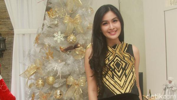 Sambut Natal Sandra Dewi Sumringah Banget!