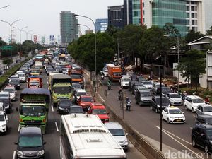 Jelang Jam Pulang Kerja, Lalin Tol Cawang-Semanggi Macet 8 Km