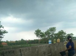 Macet Membawa Rezeki, Warga Berbaris Jual Bensin Eceran di Tol Pejagan