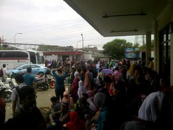 Penumpang Menumpuk di Pool Bus Cililitan, Antre Naik Bus Hingga 7 Jam