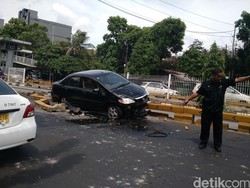 Rem Blong, Honda City Tabrak Separator Busway Imigrasi Mampang