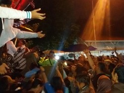 Ribuan Warga Berebut Uang Logam yang Disebar Sultan Hamengku Bawono X