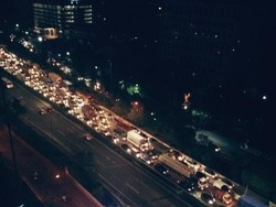 Jelang Pagi, Lalu Lintas di Tol Dalam Kota Arah Cikampek Masih Macet