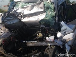 APV Berisi 12 Orang yang Tabrak Truk di Subang Rombongan Satu Keluarga