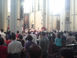 Misa Natal di Gereja Katedral Berlangsung Khidmat, Belasan Polisi Berjaga