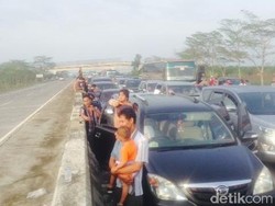 Lalu Lintas di Tol Pejagan Mulai Bergerak setelah 4 Jam Stagnan