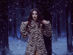 Sambut Natal, Kendall Jenner Tampil Seduktif di Kalender Love