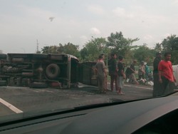 Minibus Terbalik di Tol Palikanci KM 209, Lalu Lintas ke Kanci Padat